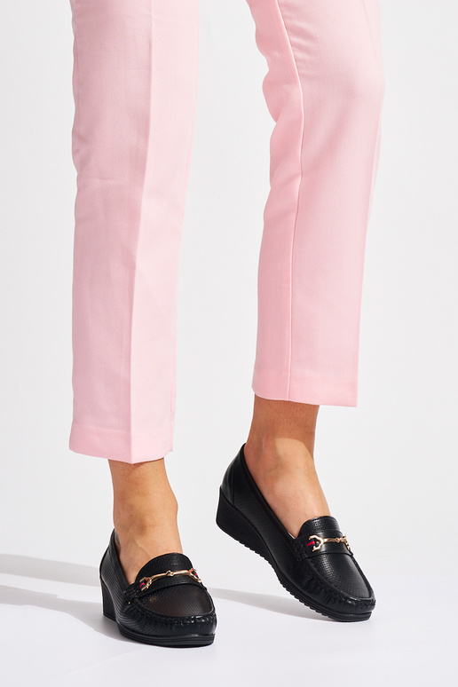 de color negro mocasines en una cuña