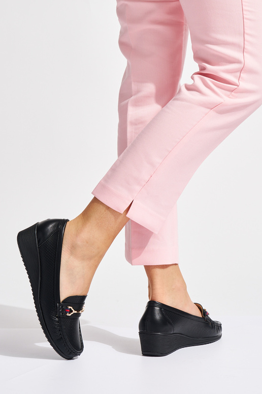 de color negro mocasines en una cuña