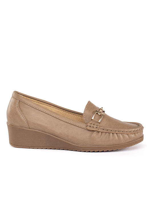 mocasines de mujer beige con hebillas