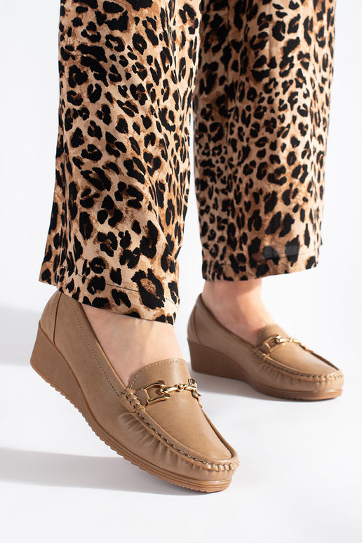 mocasines de mujer beige con hebillas