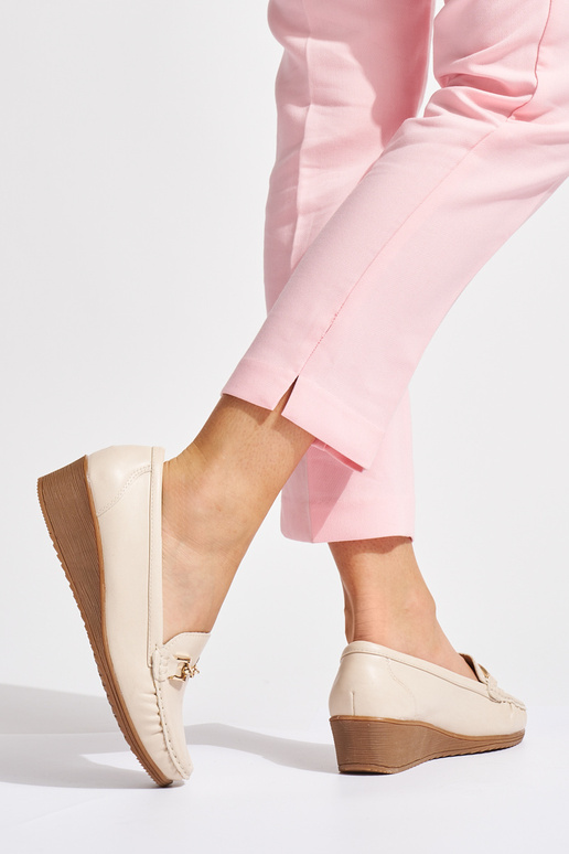 mocasines de mujer beige con hebillas