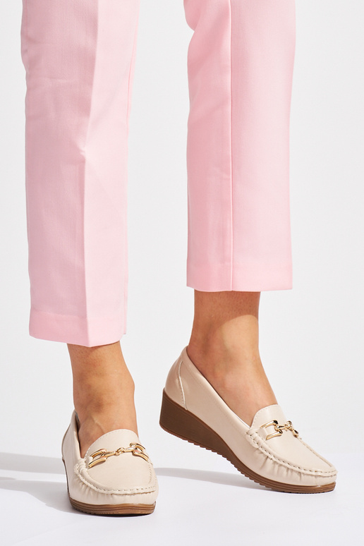 mocasines de mujer beige con hebillas