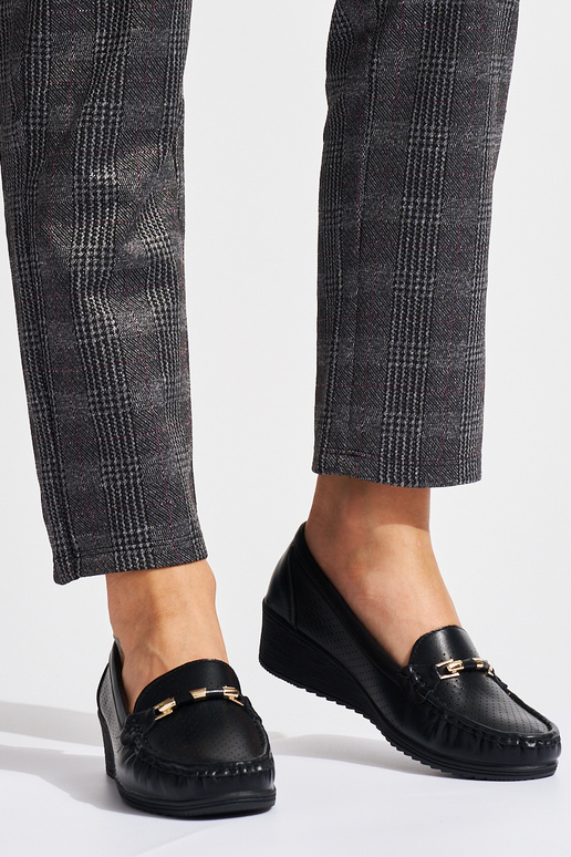 mocasines negros calados con cuña baja