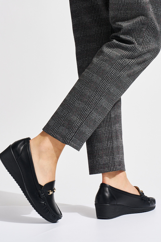 mocasines negros calados con cuña baja