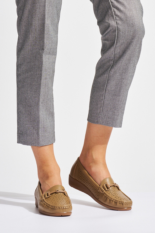 beige calado mocasines en una cuña baja beige calado mocasines en una cuña baja