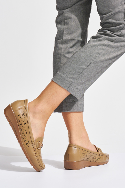 beige calado mocasines en una cuña baja beige calado mocasines en una cuña baja