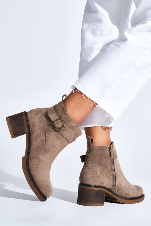 zapatos beige de ante en el talón zapatos beige de ante en el talón