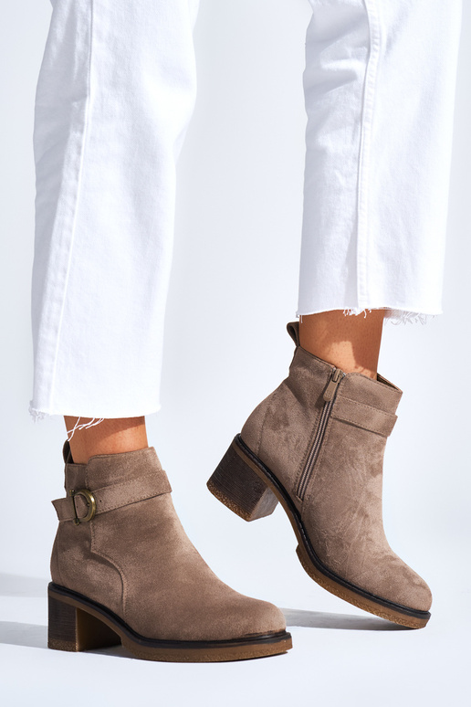 zapatos beige de ante en el talón zapatos beige de ante en el talón