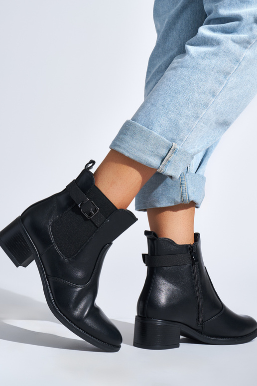 zapatos de mujer negros en un poste bajo zapatos de mujer negros en un poste bajo