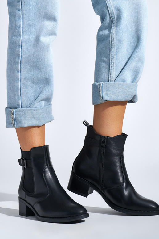 zapatos de mujer negros en un poste bajo zapatos de mujer negros en un poste bajo