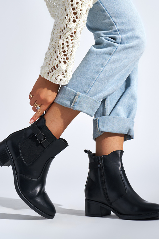 zapatos de mujer negros en un poste bajo zapatos de mujer negros en un poste bajo