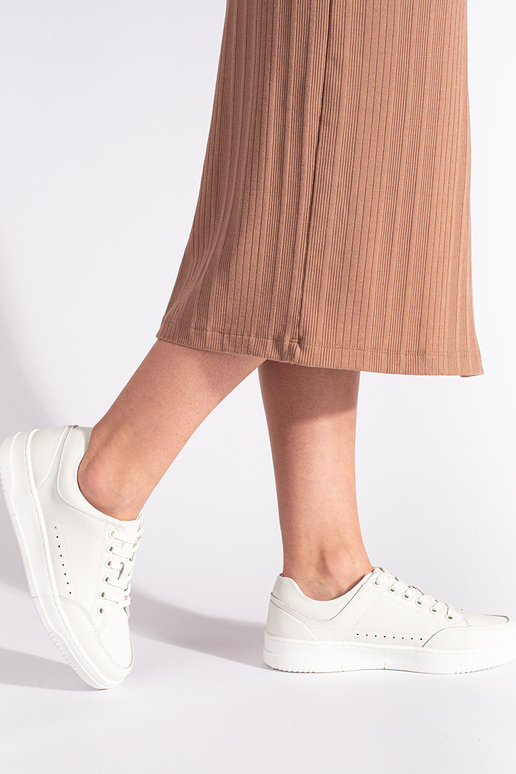 zapatos de cuero blancos con...