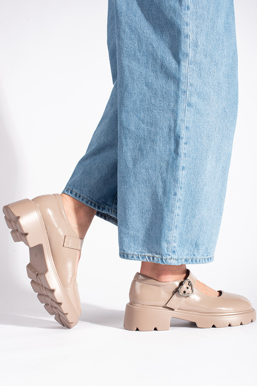 Mocasines beige con efecto lacado... Mocasines beige con efecto lacado...