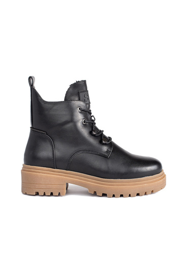 Zapatos negros con cordones...