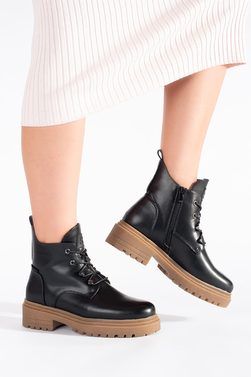 Zapatos negros con cordones y suela...