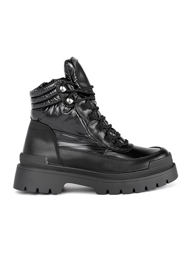 Zapatos negros con suela...