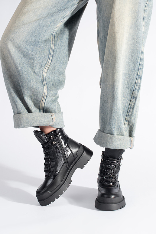 Zapatos negros con suela gruesa de...