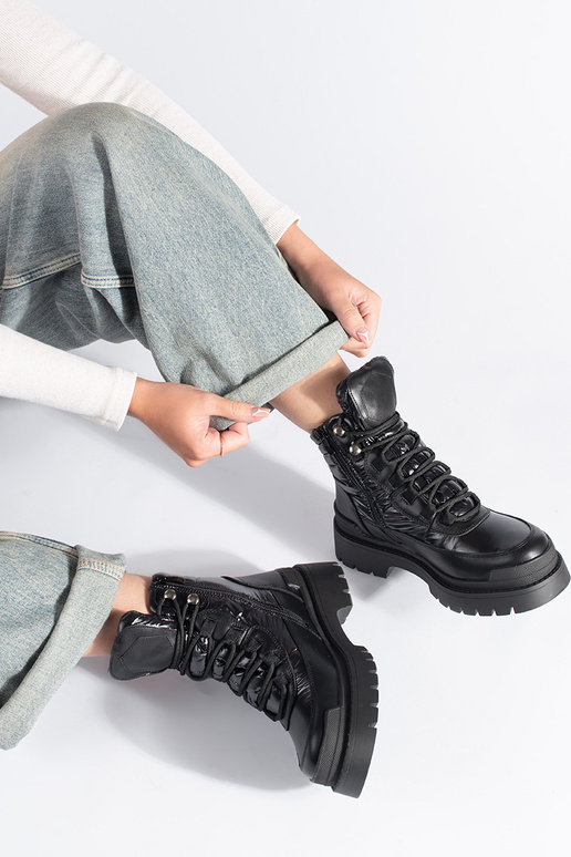 Zapatos negros con suela gruesa de...