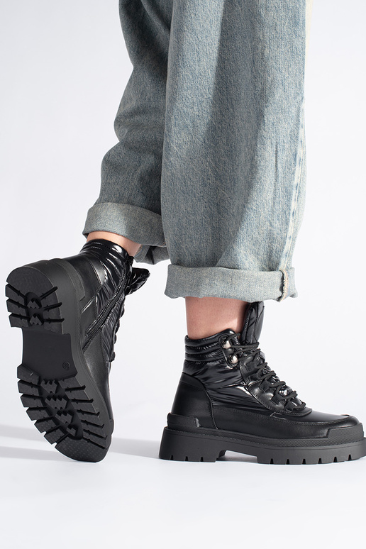 Zapatos negros con suela gruesa de...