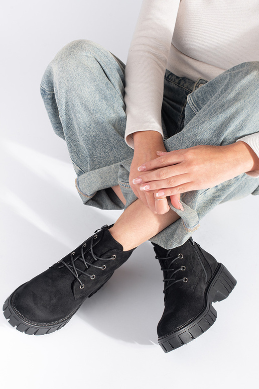 Zapatos de ante negros con cordones...