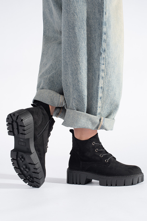 Zapatos de ante negros con cordones...