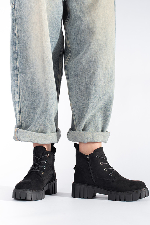 Zapatos de ante negros con cordones...