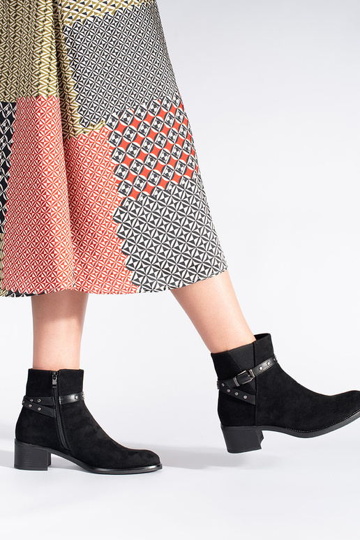 Zapatos de tacón bajo de ante negro... Zapatos de tacón bajo de ante negro...