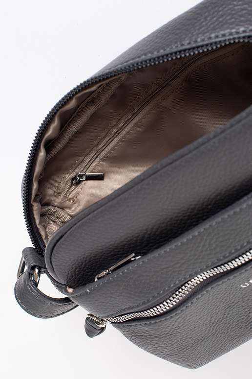 Pequeño gris bolso elegante sobre el...