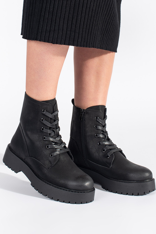 de color negro botas con una...