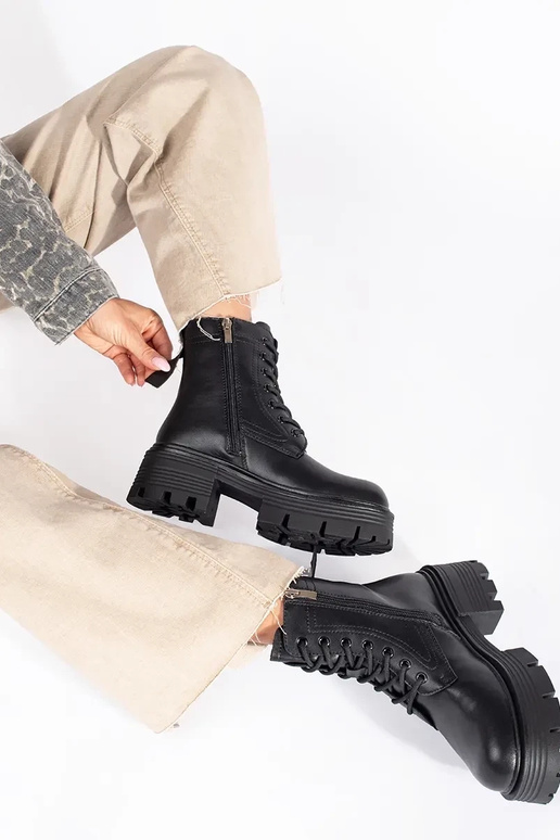 Piel de color negro zapatos sobre una... Piel de color negro zapatos sobre una...