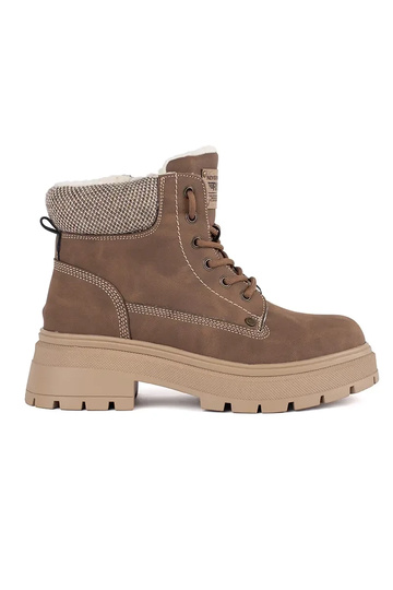 color marrón aislar botas