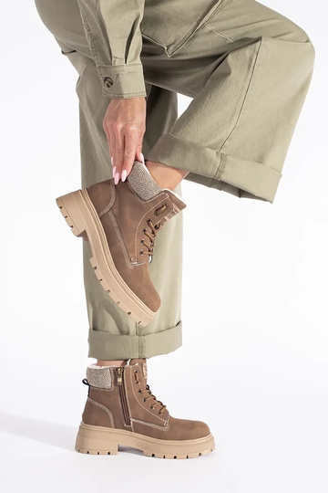 color marrón aislar botas 2