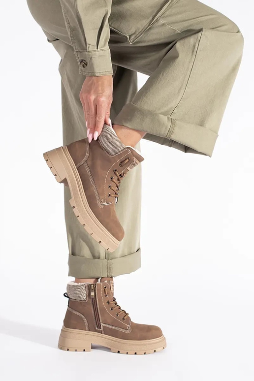 color marrón aislar botas