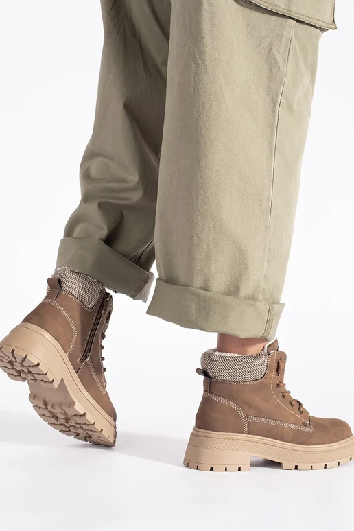 color marrón aislar botas