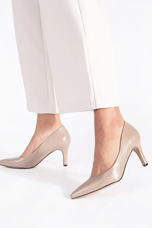 modelo clásico elegante beige tacones...