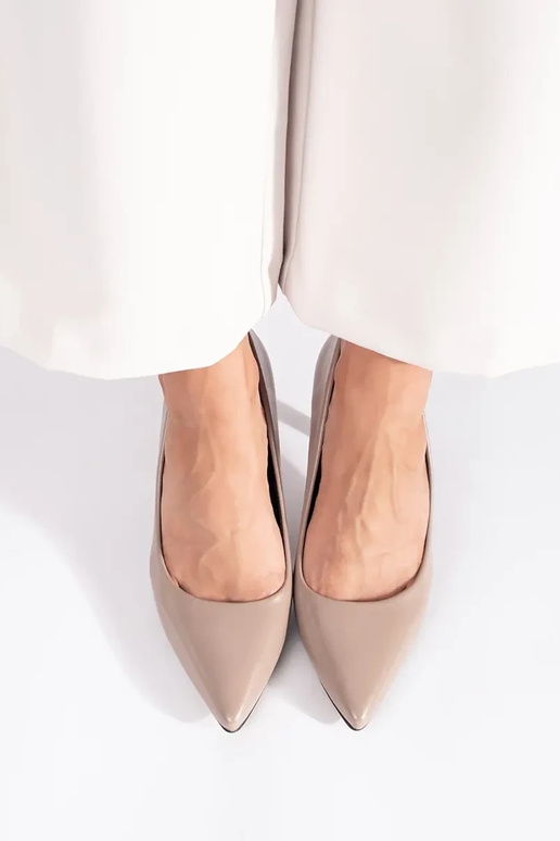 modelo clásico elegante beige tacones...