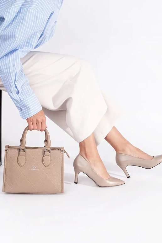 modelo clásico elegante beige tacones...