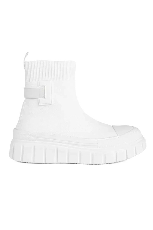 el color blanco alto zapatos con una...