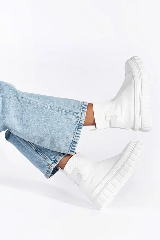 el color blanco alto zapatos con una...