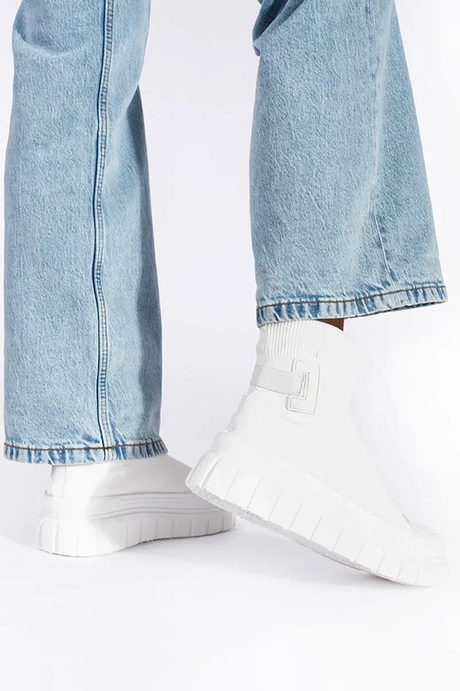 el color blanco alto zapatos con una...