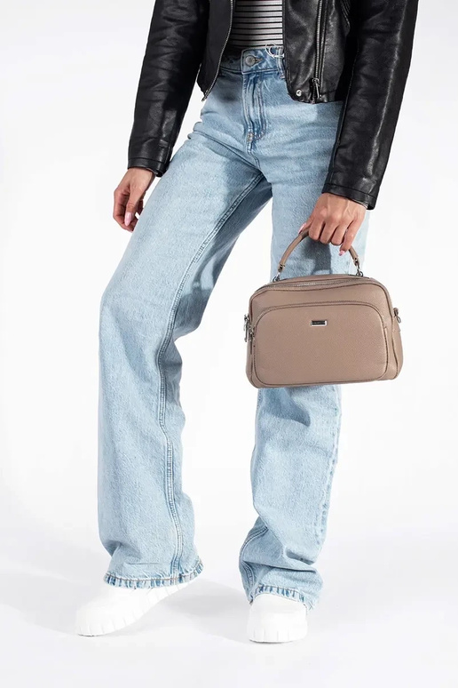 el color blanco alto zapatos con una...