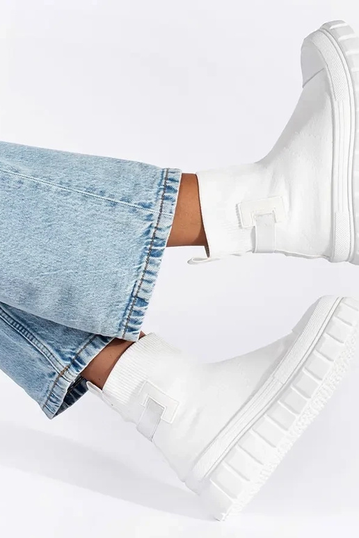 el color blanco alto zapatos con una...