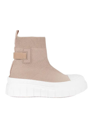 beige alto zapatos con una...