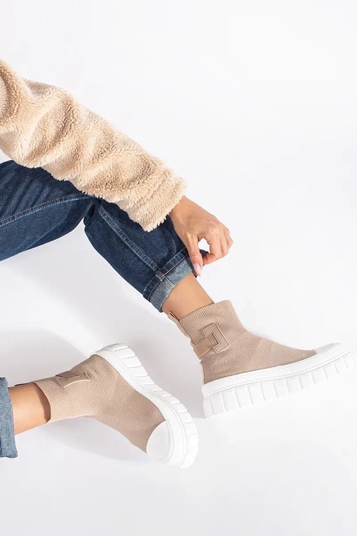 beige alto zapatos con una plataforma