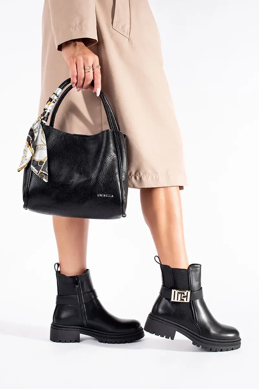 de color negro un clásico zapatos con... de color negro un clásico zapatos con...