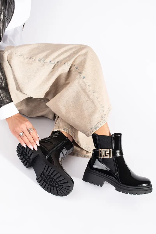 con efecto barniz de color negro...