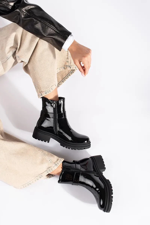 con efecto barniz de color negro...