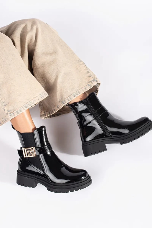 con efecto barniz de color negro...