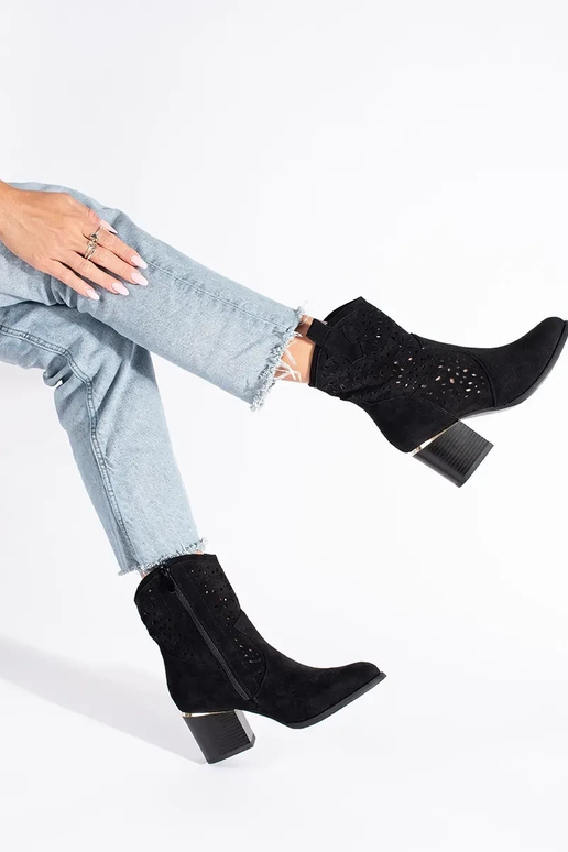 con elementos calados zapatos botas... con elementos calados zapatos botas...