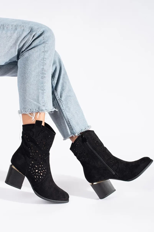 con elementos calados zapatos botas... con elementos calados zapatos botas...